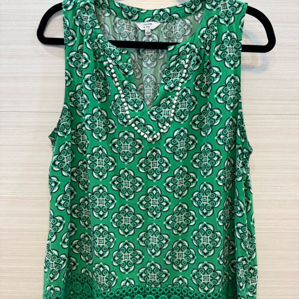 Crown & Ivy Green Geometric Sleeveless Blouse size Large